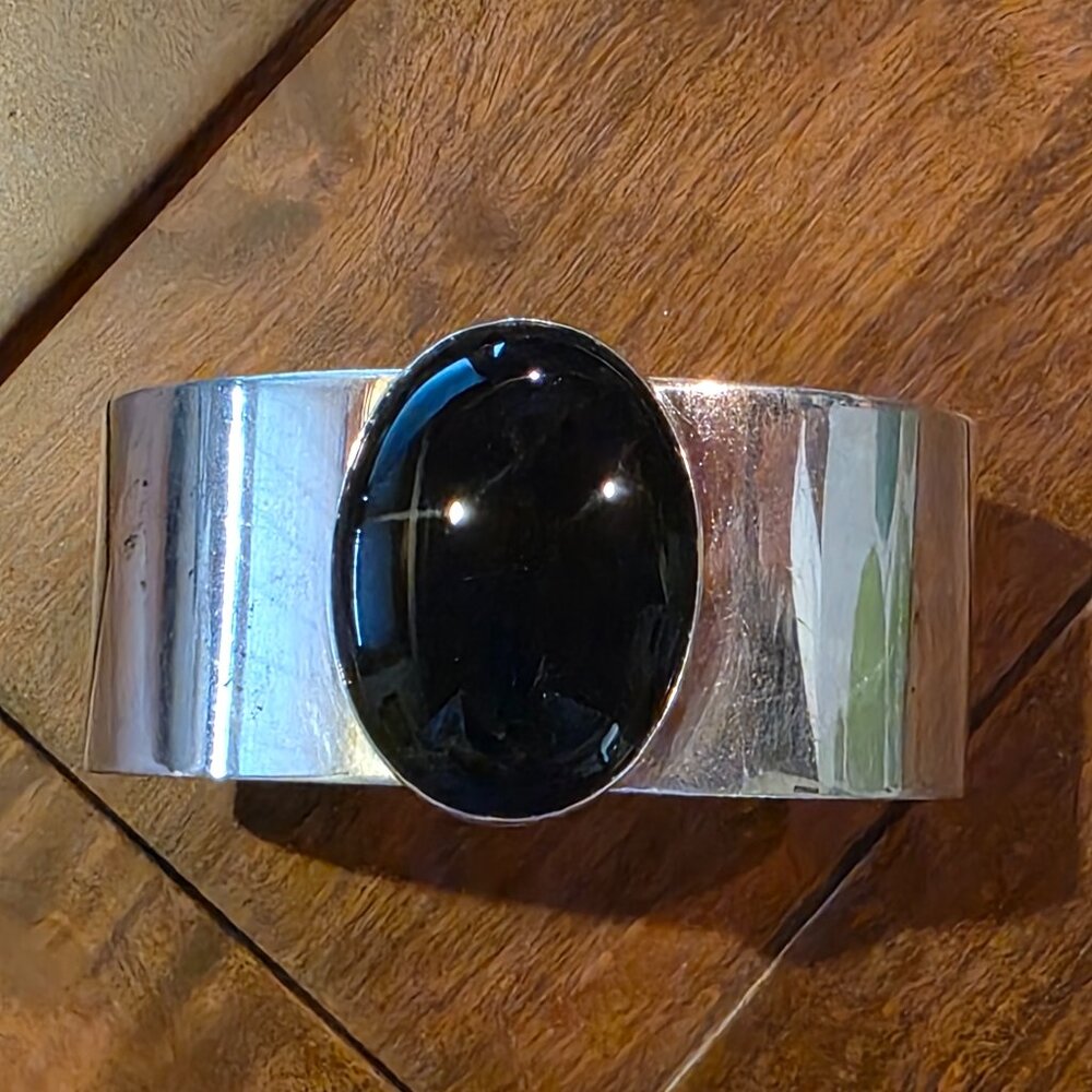 Modernist Sterling Silver and Onyx Cuff, Artisan Made - Picture 8 of 8